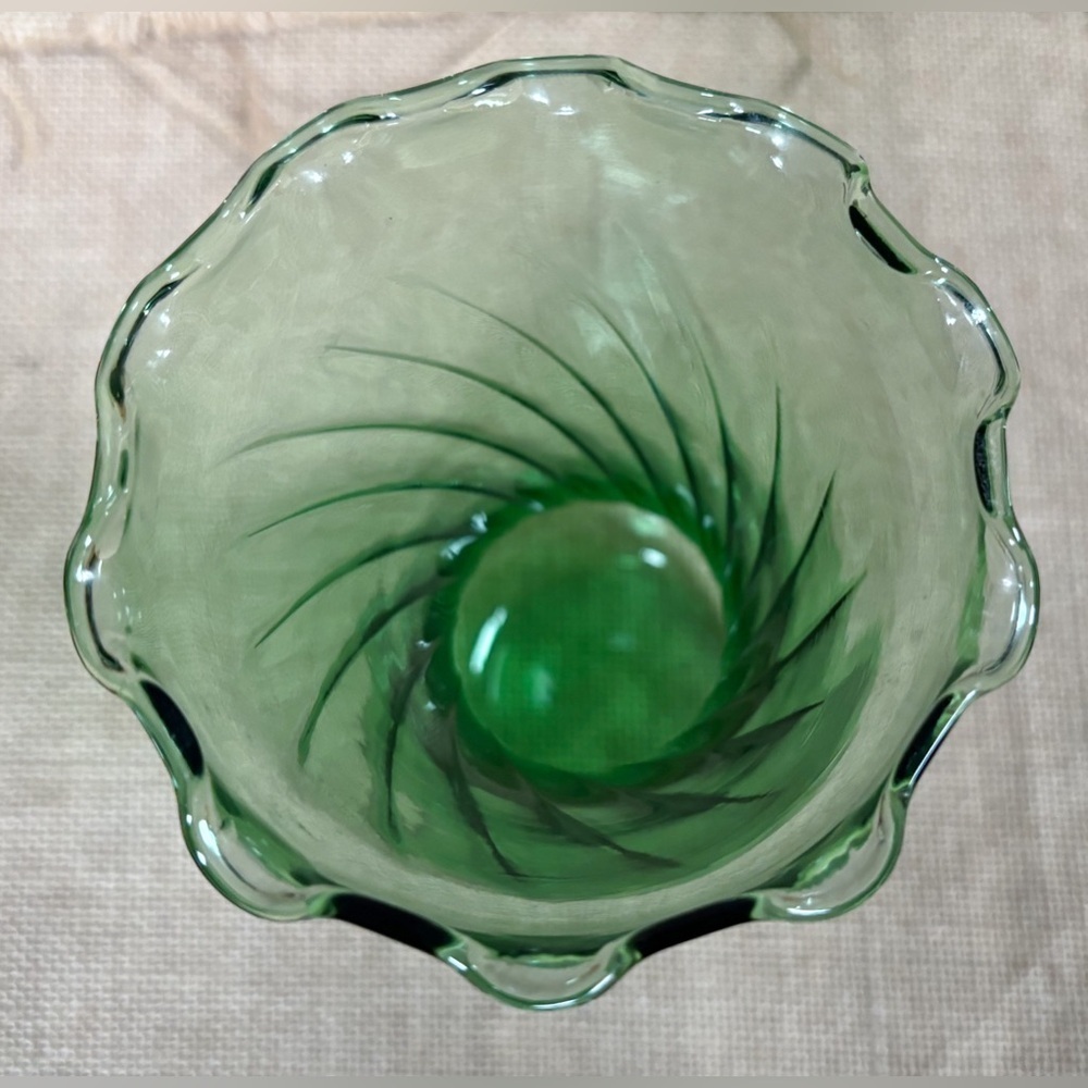Small Vintage Green Glass Vase Swirl Illusion Scalloped Rim MCM Classic Cottage - Picture 2 of 3